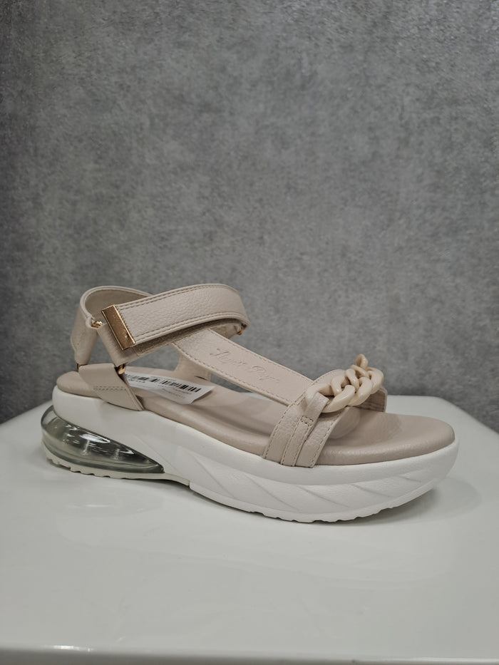 LLOYD & PRYCE : Maxwell Sandals By Tommy Bowe - Cream