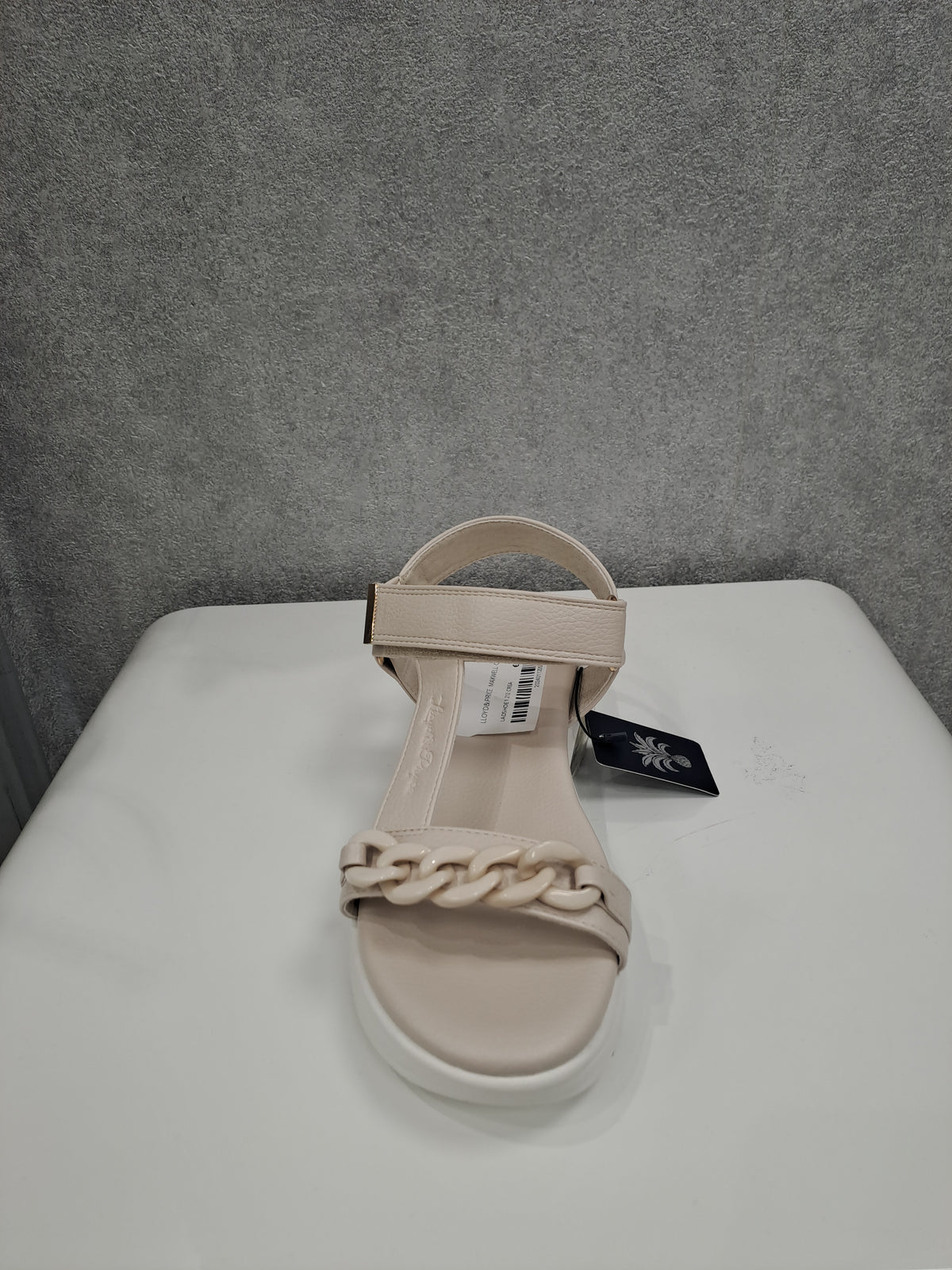 LLOYD & PRYCE : Maxwell Sandals By Tommy Bowe - Cream