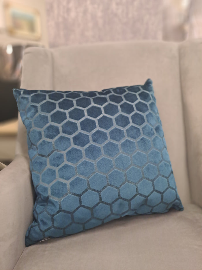 FULLSHIRE : Hexa Filled Cushion - Peacock