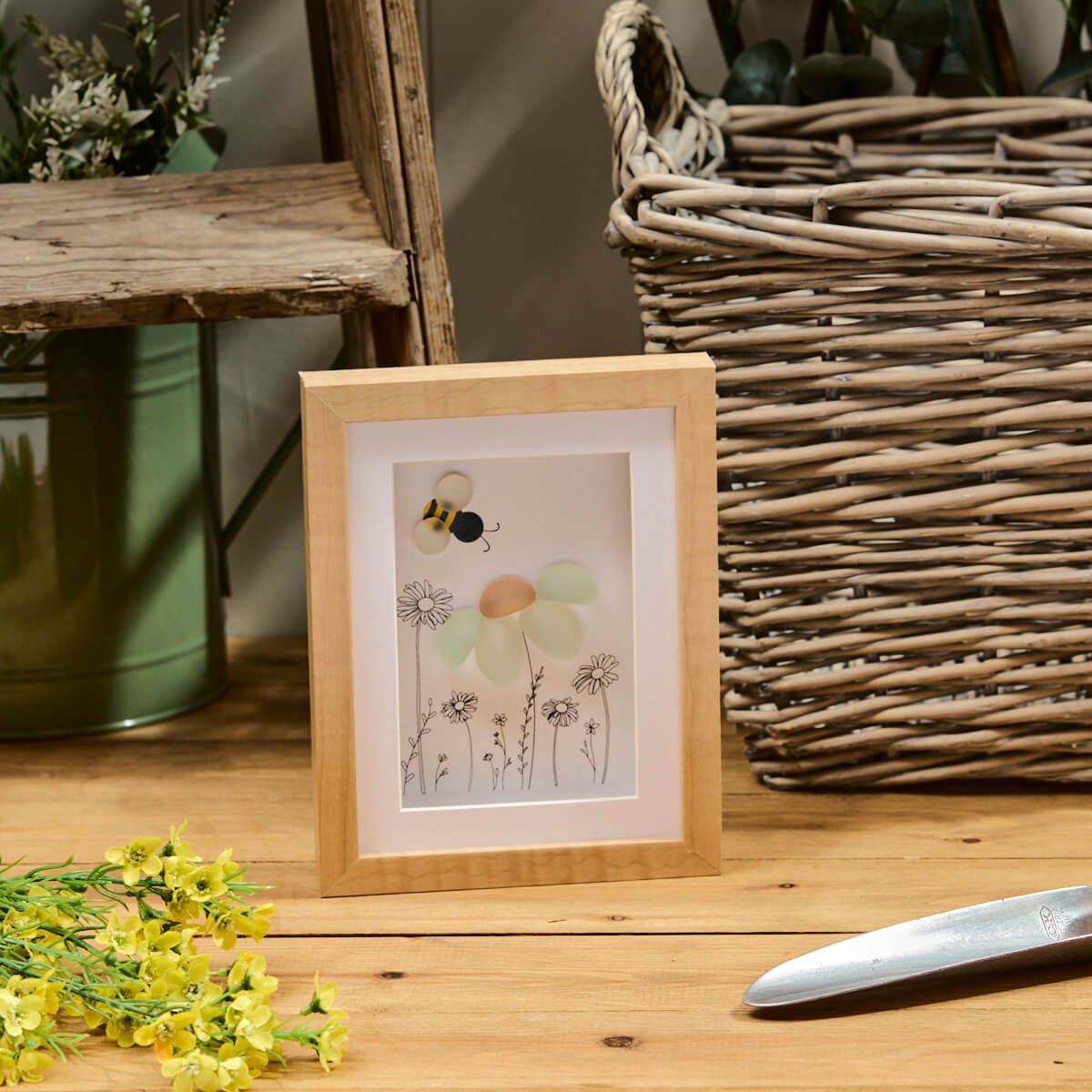 LANGS Glass Pebble Daisy and Bee Decorative Frame 20cm