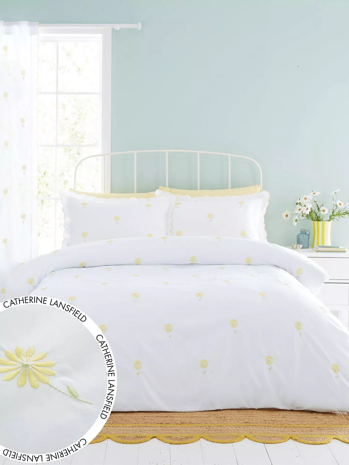 CATHERINE LANSFIELD Lorna Embroidered Daisy Duvet Set - White