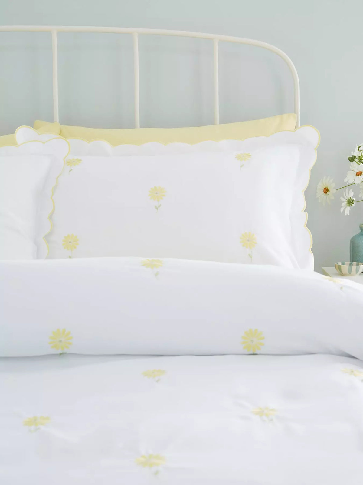 CATHERINE LANSFIELD Lorna Embroidered Daisy Duvet Set - White