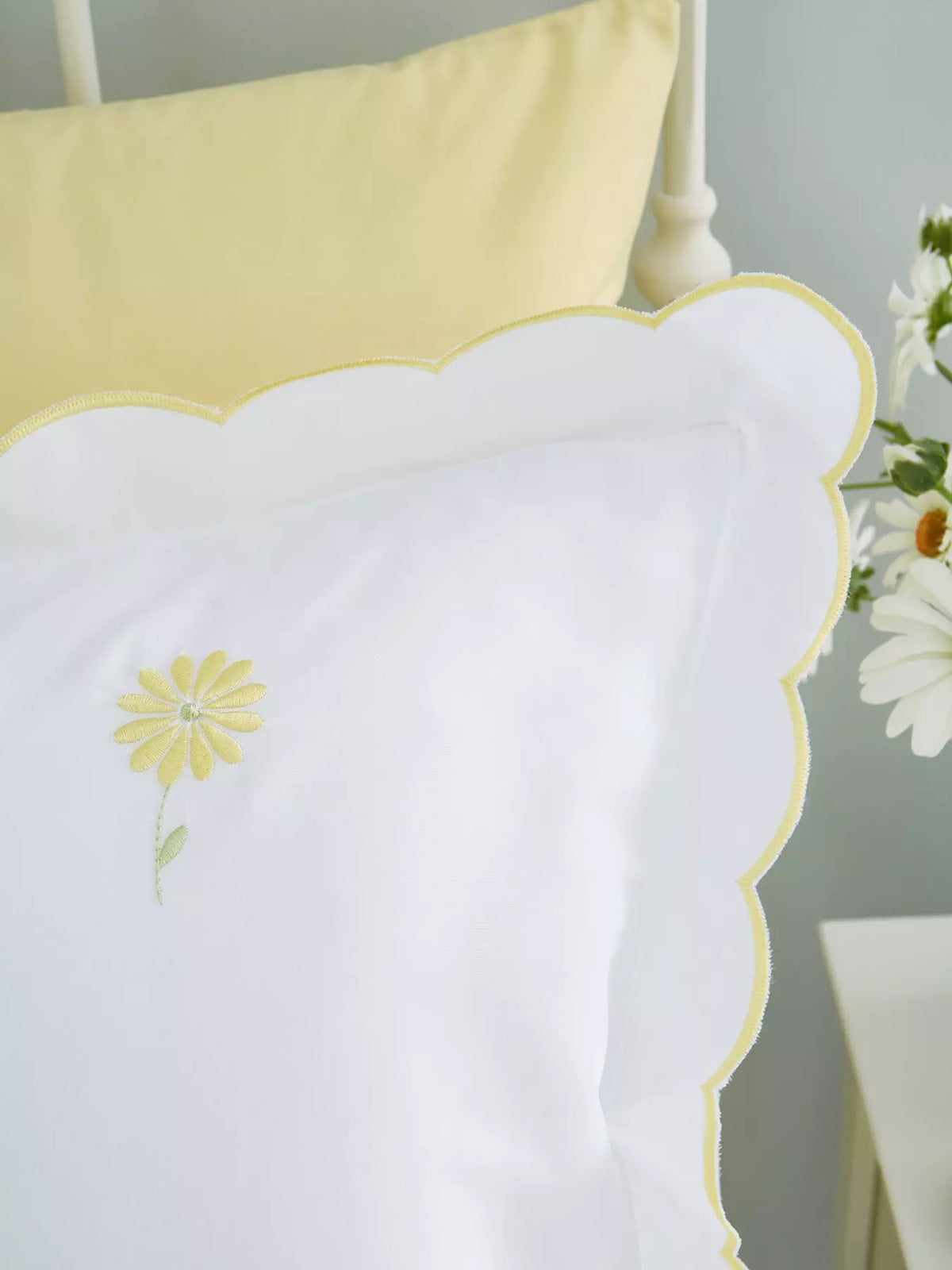 CATHERINE LANSFIELD Lorna Embroidered Daisy Duvet Set - White